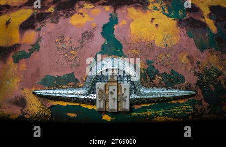 Décoration de capot d'un camion International Harvester dans une junkyard. Banque D'Images