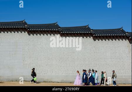 Séoul, Corée du Sud. 08 novembre 2023. Les touristes portant Hanbok, le costume traditionnel coréen, visitent le palais Gyeongbokgung à Séoul. Le palais Gyeongbokgung était le principal palais royal de la dynastie Joseon. Il a été construit en 1395 et est situé dans la partie nord de Séoul, en Corée du Sud. Le palais Gyeongbokgung est le plus grand des cinq palais principaux de la dynastie Joseon et était la résidence de la famille royale et le siège du gouvernement. Crédit : SOPA Images Limited/Alamy Live News Banque D'Images