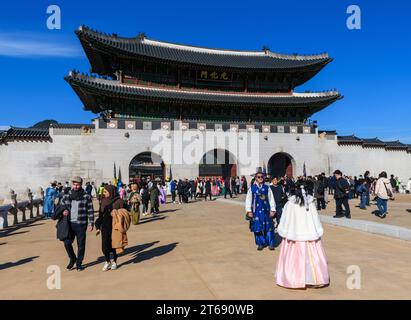 Séoul, Corée du Sud. 08 novembre 2023. Les touristes portant Hanbok, le costume traditionnel coréen, visitent le palais Gyeongbokgung à Séoul. Le palais Gyeongbokgung était le principal palais royal de la dynastie Joseon. Il a été construit en 1395 et est situé dans la partie nord de Séoul, en Corée du Sud. Le palais Gyeongbokgung est le plus grand des cinq palais principaux de la dynastie Joseon et était la résidence de la famille royale et le siège du gouvernement. Crédit : SOPA Images Limited/Alamy Live News Banque D'Images