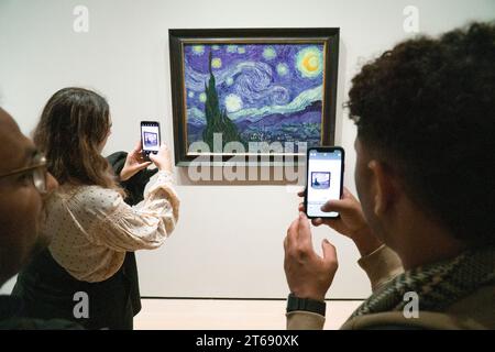 Manhattan, États-Unis, 30 octobre 2023 : les visiteurs du MOMA à New York se rassemblent autour de 'la nuit étoilée' de Vincent van Gogh de 1889. Le tableau, en partie réalisé Banque D'Images