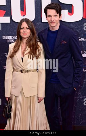 Alice Dwyer mit Ehemann Sabin Tambrea BEI der Premiere der Disney Streamingserie Deutsches Haus im Zoo Palast. Berlin, 08.11.2023 *** Alice Dwyer avec son mari Sabin Tambrea lors de la première de la série de streaming Disney Deutsches Haus au Zoo Palast Berlin, 08 11 2023 Foto:XM.xWehnertx/xFuturexImagex haus 3172 crédit : Imago/Alamy Live News Banque D'Images