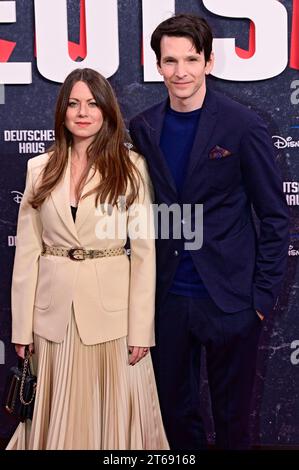 Alice Dwyer mit Ehemann Sabin Tambrea BEI der Premiere der Disney Streamingserie Deutsches Haus im Zoo Palast. Berlin, 08.11.2023 *** Alice Dwyer avec son mari Sabin Tambrea lors de la première de la série de streaming Disney Deutsches Haus au Zoo Palast Berlin, 08 11 2023 Foto:XM.xWehnertx/xFuturexImagex haus 3171 crédit : Imago/Alamy Live News Banque D'Images