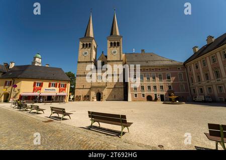 Berchtesgaden, Allemagne, Europe - 21 août 2023. Berchtesgaden paysage urbain de la place de la ville avec le château royal et St. Pierre et Jean l'Église baptiste. Banque D'Images