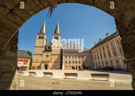 Berchtesgaden, Allemagne, UE - 21 août 2023. Berchtesgaden Cityscape Stiftskirche, Collegiate Church of St. Pierre et Jean-Baptiste et Château Royal Banque D'Images