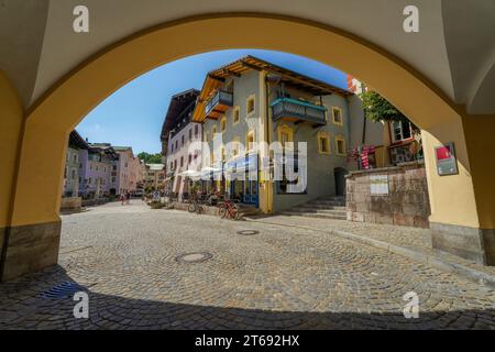 Berchtesgaden, Allemagne, Europe - 21 août 2023. Berchtesgaden Marktplatz, la place principale de la ville allemande traditionnelle avec des boutiques, des cafés en Bavière. Banque D'Images