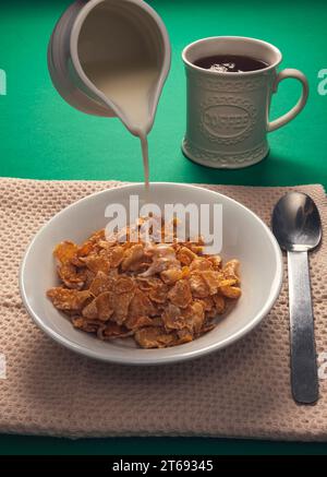 verser le lait sur le cerial du petit déjeuner Banque D'Images