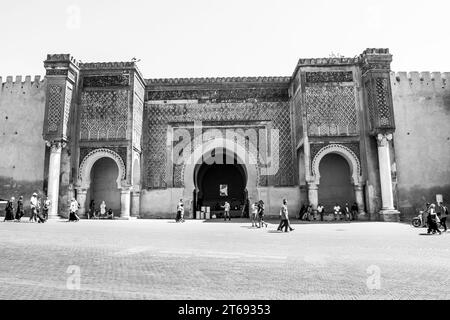 Bab el-Mansour, ou Bab Mansur, la porte monumentale historique de la vieille ville de Meknès, au Maroc, en Afrique du Nord. Situé sur la place el Hedim Banque D'Images