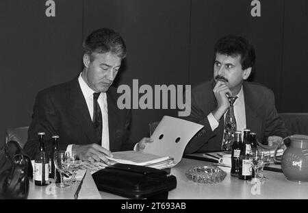 Allemagne, Bonn, 03/08/1993 Archive : 39-39-28 Réunion du Comité exécutif fédéral du SPD photo : Björn Engholm, Président fédéral du SPD et Karlheinz Blessing, Directeur exécutif fédéral du SPD [traduction automatique] Banque D'Images