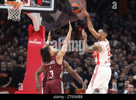 Belgrade, Serbie, 2 novembre 2023. Carsen Edwards du FC Bayern Munich tente de bloquer Adam Hanga du Crvena Zvezda Meridianbet Belgrade lors du match de Turkish Airlines Euroleague 2023/2024 entre Crvena Zvezda Meridianbet Belgrade et le FC Bayern Munich à Aleksandar Nikolic Hall à Belgrade, Serbie. 2 novembre 2023. Crédit : Nikola Krstic/Alamy Banque D'Images