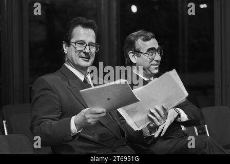Allemagne, Bonn, 04/12/1992 Archive : 37-67-14 consultations franco-allemandes photo : le ministre fédéral des Affaires étrangères Klaus Kinkel et le ministre fédéral des Finances Theo Waigel [traduction automatique] Banque D'Images