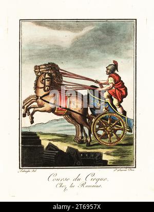 Charioteer course au cirque, Rome antique. En casque, tunique et sagulum gregale ou pantalon court, monté sur un char à quatre chevaux ou quadriga. Parcours du Cirque chez les Romains. Cuivré colorié à la main dessiné et gravé par L. Labrousse, artiste bordelais, sous la direction de Jacques Grasset de Saint-Sauveur d'après sa Rome antique, ou description historique et pittoresque, Rome antique, ou description historique et pittoresque, chez Deroy, Paris, 1796. Banque D'Images