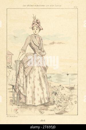 Dame à la mode debout à côté d'une chaise près de la mer, France, 1876. En chapeau, jupe bodyce et style cocoat à rayures. Gravure à la main en pointe-seche ou en pointe par Henri Boutet des modes Feminines du XIXème siècle Siecle (Fashions féminines du 19th siècle), Ernest Flammarion, Paris, 1902. Boutet (1851-1919) est un artiste, graveur, lithographe et designer français. Banque D'Images