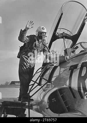Pilote de l'armée de l'air allemande pendant la formation dans une unité de l'armée de l'air américaine. [traduction automatique] Banque D'Images