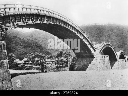 Pont Kintai sur la rivière Nishiki près de Yokohama, enjambant la rivière en cinq arches. [traduction automatique] Banque D'Images