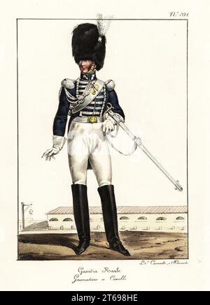 Grenadier monté de la Garde royale française, Restauration Bourbon. En peau d'ours avec pinceau, manteau bleu avec épaulettes blanches et frognage, culottes, bottes, armé d'épée. Garde Royale, Grenadier a Cheval. Lithographie coloriée à la main de Lorenzo Bianchi et Domenico Cuciniello d'après Hippolyte Lecomte de Costumi civili e militari della monarchia francese dal 1200 al 1820, Naples, 1825. Édition italienne des costumes civils et militaires Lecomtes de la monarchie française de 1200 à 1820. Banque D'Images