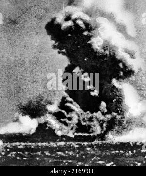 Bataille maritime près des Îles Salomon en 1942 : le porte-avions américain USS Wasp en feu. [traduction automatique] Banque D'Images