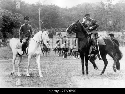 L'empereur Hirohito sur son cheval Shirayuki (neige blanche) lors d'une exposition hippique sur le terrain du palais impérial de Tokyo. [traduction automatique] Banque D'Images