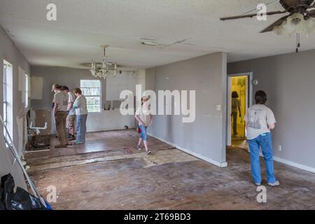 Une équipe de bénévoles de 8 Days of Hope Faith a évalué les réparations nécessaires à une maison inondée à Houston, au Texas Banque D'Images