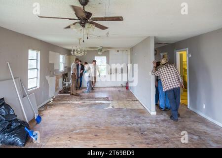 Une équipe de bénévoles de 8 Days of Hope Faith a évalué les réparations nécessaires à une maison inondée à Houston, au Texas Banque D'Images