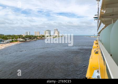 Le navire de croisière Royal Caribbean allure of the Seas navigue sur la rivière Stranahan en direction de l'océan Atlantique à Fort Lauderdale, en Floride Banque D'Images