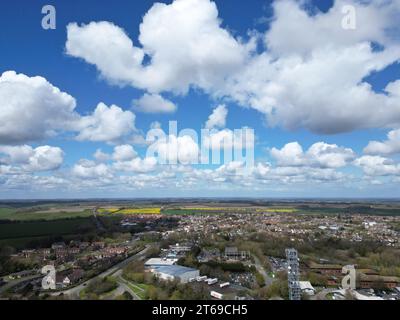 Vue aérienne d'un paysage rural avec des formations nuageuses passant lentement Banque D'Images