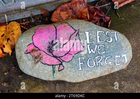 Beaconsfield, Royaume-Uni. 9 novembre 2023. A moins que nous n'oubliions la pierre peinte laissée par le Mémorial de guerre à Beaconsfield, Buckinghamshire pour le jour de l'armistice et le dimanche du souvenir ce week-end. Certains craignent que la marche pro-Palestine à Londres et dans d'autres villes du Royaume-Uni ce week-end ne provoque des violences dans les rues. Crédit : Maureen McLean/Alamy Live News Banque D'Images