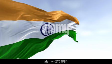 Gros plan du drapeau national de l'Inde brandissant par temps clair. Tricolore de safran, blanc et vert avec un Ashoka Chakra bleu au centre. illustration 3d r Banque D'Images