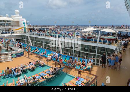 Passagers de croisière profitant de la terrasse de la piscine sur le bateau de croisière Royal Caribbean allure of the Seas Banque D'Images