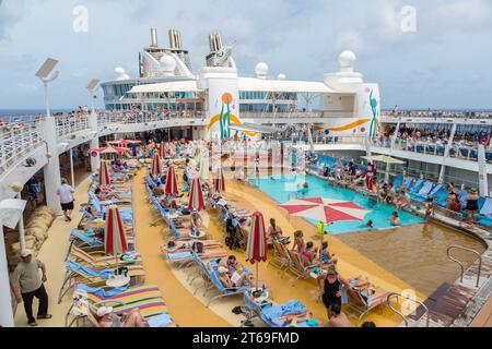 Passagers de croisière profitant de la terrasse de la piscine sur le bateau de croisière Royal Caribbean allure of the Seas Banque D'Images