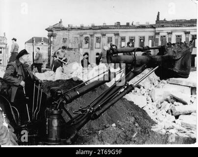 Reconstruction du centre-ville de Potsdam. NAW (nationales Aufbauwerk - Institut national de reconstruction) travaille au palais de la ville, Alter Markt. Destruction de guerre. historique. RDA. Photo : MAZ/Leon Schmidtke, 14.11.1959 [traduction automatique] Banque D'Images