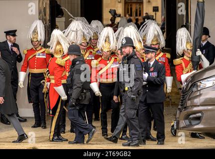 Membres de la garde du corps de sa Majesté de l'honorable corps des gentlemen at Arms quittant après la première ouverture officielle du Parlement par le roi Charles en tant que roi Banque D'Images