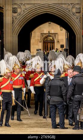 Membres de la garde du corps de sa Majesté de l'honorable corps des gentlemen at Arms quittant après la première ouverture officielle du Parlement par le roi Charles en tant que roi Banque D'Images