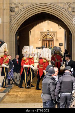 Membres de la garde du corps de sa Majesté de l'honorable corps des gentlemen at Arms quittant après la première ouverture officielle du Parlement par le roi Charles en tant que roi Banque D'Images