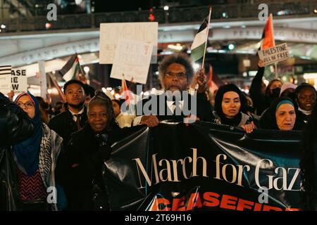 Manhattan, États-Unis. 08 novembre 2023. Le candidat à la présidence indépendante et intellectuel du public, le Dr Cornel West, appelle à un cessez-le-feu à Gaza lors d’une marche avec des centaines de manifestants à Midtown, Manhattan, NY, le mercredi 8 novembre 2023. Gaza a été constamment bombardée par les Forces de défense israéliennes après que le groupe militant du Hamas ait tué environ 1 400 personnes en Israël le 7 octobre 2023. (Photo de Cristina Matuozzi/Sipa USA) crédit : SIPA USA/Alamy Live News Banque D'Images