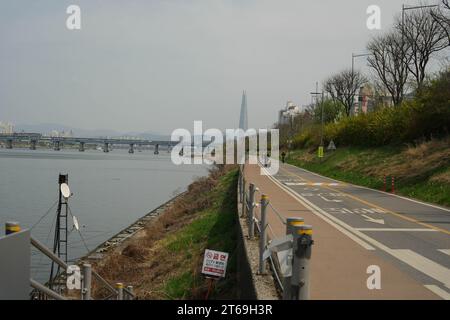 La rivière Han dans la région d'Apgujeong à Séoul, Corée du Sud Banque D'Images