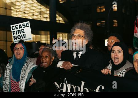 Manhattan, États-Unis. 08 novembre 2023. Le candidat à la présidence indépendante et intellectuel du public, le Dr Cornel West, appelle à un cessez-le-feu à Gaza lors d’une marche avec des centaines de manifestants à Midtown, Manhattan, NY, le mercredi 8 novembre 2023. Gaza a été constamment bombardée par les Forces de défense israéliennes après que le groupe militant du Hamas ait tué environ 1 400 personnes en Israël le 7 octobre 2023. (Photo de Cristina Matuozzi/Sipa USA) crédit : SIPA USA/Alamy Live News Banque D'Images