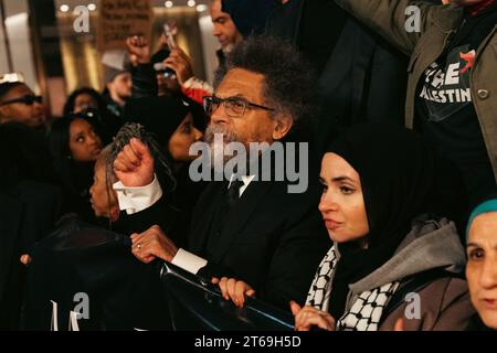 Manhattan, États-Unis. 08 novembre 2023. Le candidat à la présidence indépendante et intellectuel du public, le Dr Cornel West, appelle à un cessez-le-feu à Gaza lors d’une marche avec des centaines de manifestants à Midtown, Manhattan, NY, le mercredi 8 novembre 2023. Gaza a été constamment bombardée par les Forces de défense israéliennes après que le groupe militant du Hamas ait tué environ 1 400 personnes en Israël le 7 octobre 2023. (Photo de Cristina Matuozzi/Sipa USA) crédit : SIPA USA/Alamy Live News Banque D'Images