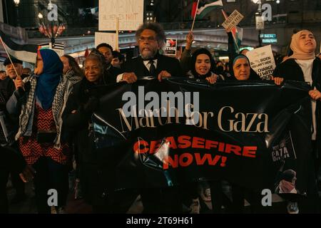 Manhattan, États-Unis. 08 novembre 2023. Le candidat à la présidence indépendante et intellectuel du public, le Dr Cornel West, appelle à un cessez-le-feu à Gaza lors d’une marche avec des centaines de manifestants à Midtown, Manhattan, NY, le mercredi 8 novembre 2023. Gaza a été constamment bombardée par les Forces de défense israéliennes après que le groupe militant du Hamas ait tué environ 1 400 personnes en Israël le 7 octobre 2023. (Photo de Cristina Matuozzi/Sipa USA) crédit : SIPA USA/Alamy Live News Banque D'Images