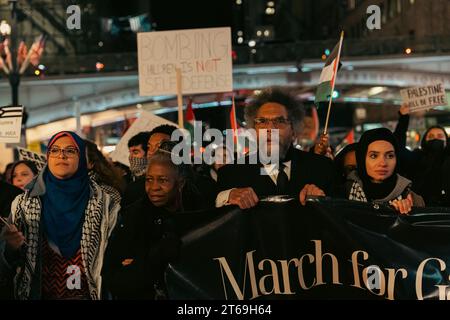 Manhattan, États-Unis. 08 novembre 2023. Le candidat à la présidence indépendante et intellectuel du public, le Dr Cornel West, appelle à un cessez-le-feu à Gaza lors d’une marche avec des centaines de manifestants à Midtown, Manhattan, NY, le mercredi 8 novembre 2023. Gaza a été constamment bombardée par les Forces de défense israéliennes après que le groupe militant du Hamas ait tué environ 1 400 personnes en Israël le 7 octobre 2023. (Photo de Cristina Matuozzi/Sipa USA) crédit : SIPA USA/Alamy Live News Banque D'Images