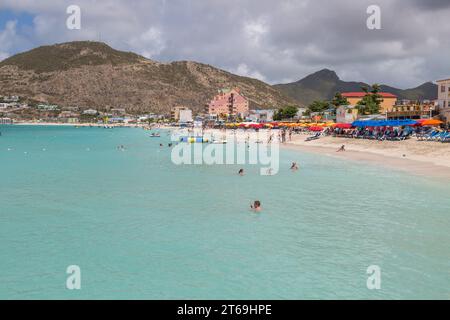 Touristes sur la plage au port de Phillipsburg, St. Maarten dans les Caraïbes Banque D'Images