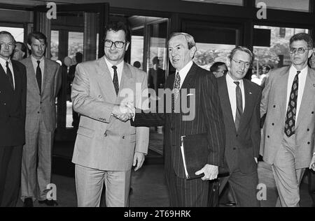 Allemagne, Bonn, 05/06/1993 Archive : 40-12-11 visite du secrétaire d'État américain photo : Klaus Kinkel, ministre allemand des Affaires étrangères et Warren Christopher, secrétaire d'État américain [traduction automatique] Banque D'Images
