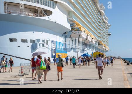 Passagers de croisière retournant à bord du bateau de croisière Royal Caribbean allure of the Seas après une journée au port de Phillipsburg sur l'île de Sint Maarten Banque D'Images