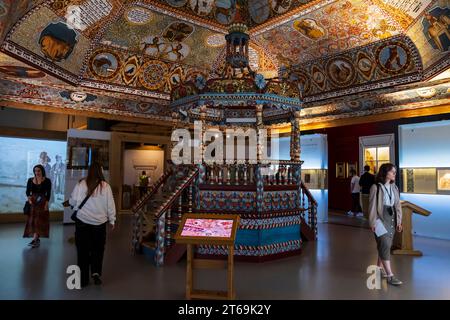 Varsovie, Pologne - 5 août 2023. Voûte et bimah reconstruites de la synagogue Gwozdziec au Musée de l'Histoire des Juifs polonais - POLIN - à Varsovie Banque D'Images