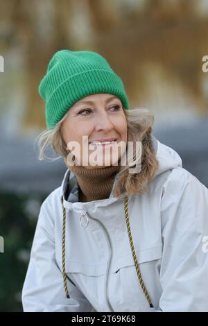 Portrait d'une femme de cinquante ans avec un sourire blanc Banque D'Images