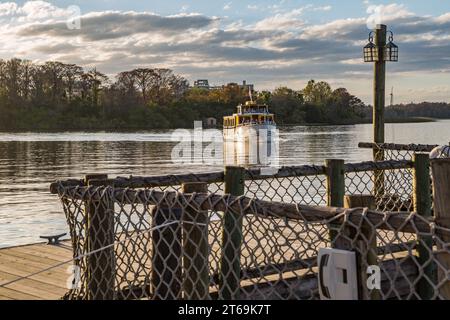 Bateau transportant les clients du parc entre les parcs en direction du quai du terrain de camping fort Wilderness à Walt Disney World, Orlando, Floride Banque D'Images