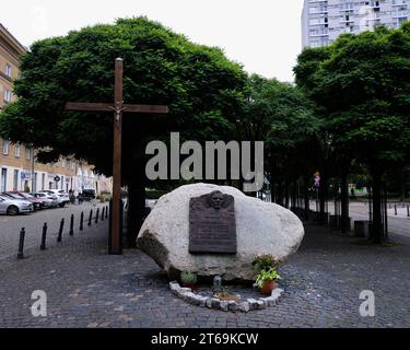 Varsovie, Pologne - 5 août 2023. Obélisque en l’honneur du P. Popiełuszko sur la rue Chłodna à Varsovie Banque D'Images