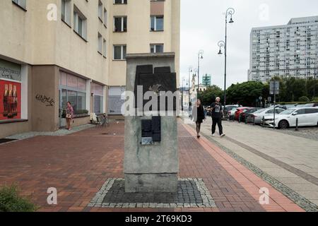 Les bornes du ghetto de Varsovie, lieu historique avec des plaques commémoratives et des lignes de démarcation qui marquent le ghetto établi par l'Allemagne nazie en 1940 Banque D'Images