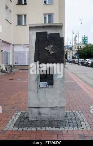 Les bornes du ghetto de Varsovie, lieu historique avec des plaques commémoratives et des lignes de démarcation qui marquent le ghetto établi par l'Allemagne nazie en 1940 Banque D'Images