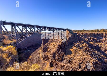 Le pont de chemin de fer qui traverse la descente de 320 pieds dans le canyon ci-dessous a été achevé en 1911, ce qui en fait le plus haut pont de chemin de fer des États-Unis à TH Banque D'Images