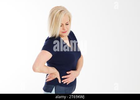 Une femme souffrant de douleurs intenses dans le ventre. Isolé sur blanc. femme mature debout et ayant mal à l'estomac, femme malade avec des douleurs menstruelles, Banque D'Images